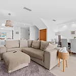 Front Line Townhouse Holiday home *