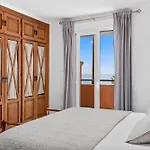 Front Line Townhouse Holiday home